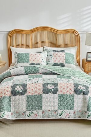 3 Pieces Floral Patchwork Quilt Set Queen, Green Flowers Design, Soft n Cozy Microfiber Quilt, Bedspread Bed Cover for All Season, 1 Quilt and 2 Pillow Shams- 90x90 inches